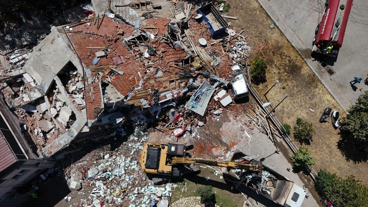 Balıkesir Depreminde Yıkılan Binanın Enkazı Kaldırılmaya Başlandı