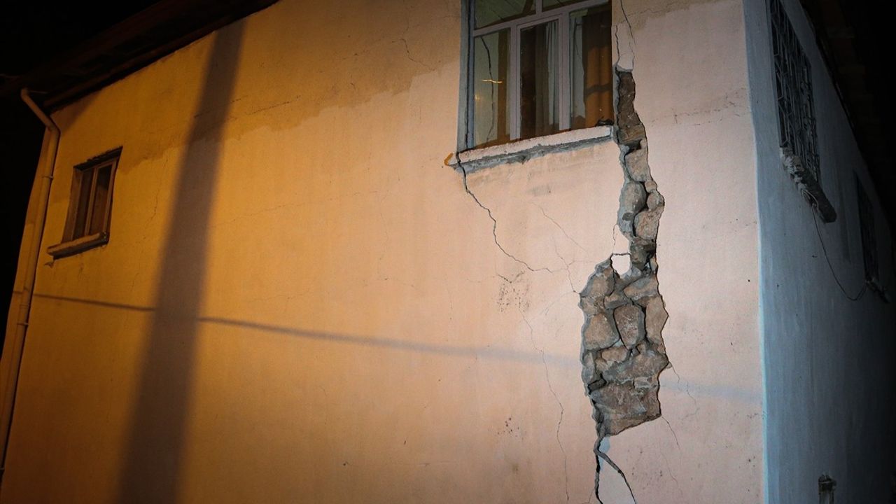 Balıkesir Sındırgı'da 6,1 Büyüklüğünde Deprem: Kırsal Mahallelerden İlk Anlatımlar