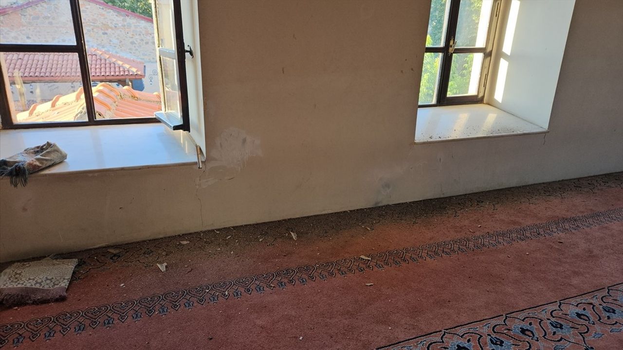 Balıkesir Sındırgı'da 6,1'lik Deprem: Şerif Paşa Camisi'nin Güvenlik Kamerası Kaydetti