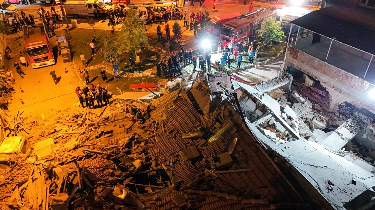 Balıkesir Sındırgı'daki 6,1 Büyüklüğündeki Depremin Etkileri Dronla Görüntülendi