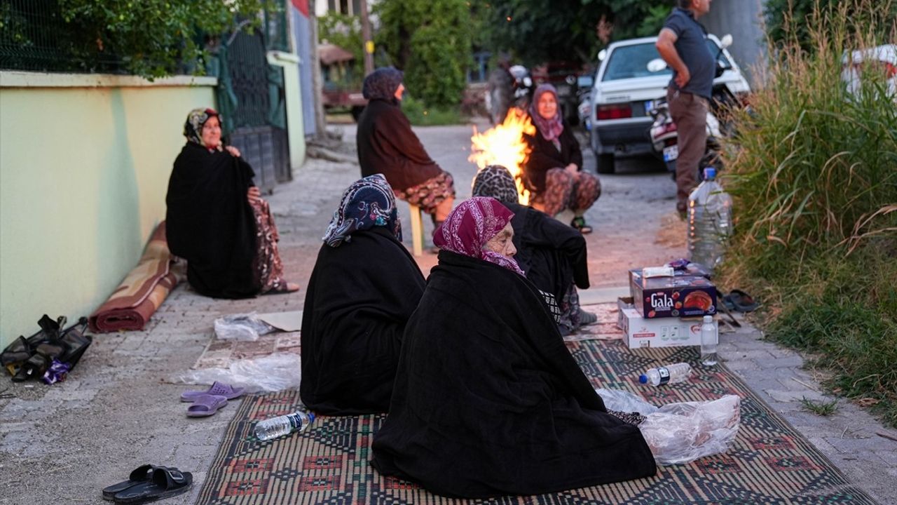 Balıkesir Sındırgı'daki Depremler Geceyi Sokakta Geçiren Sakinleri Ürkütti