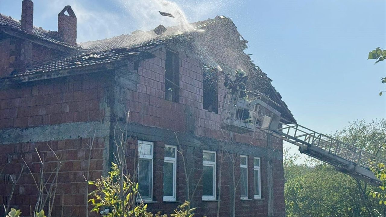 Bartın'da Anızdan Ağaçlığa Sıçrayan Yangın Kontrol Altına Alındı