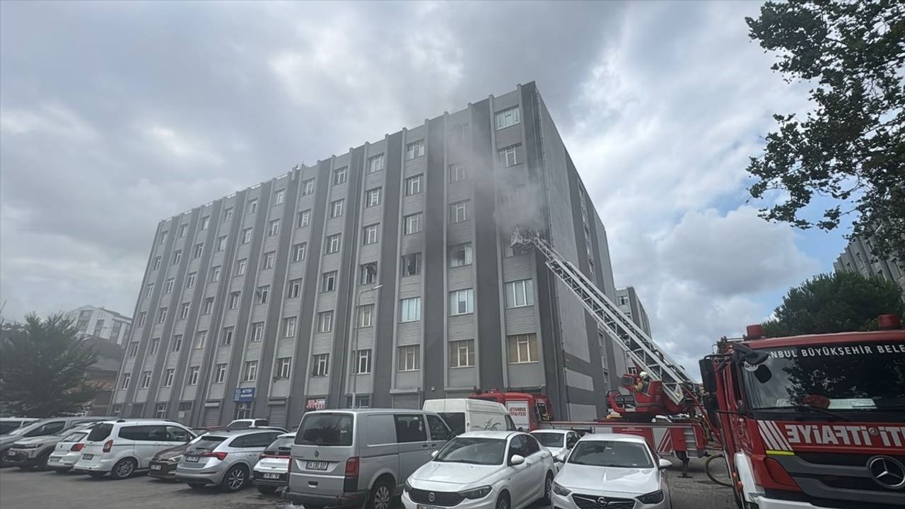 Başakşehir'de Çorap İmalathanesinde Yangın: Hasar Meydana Geldi