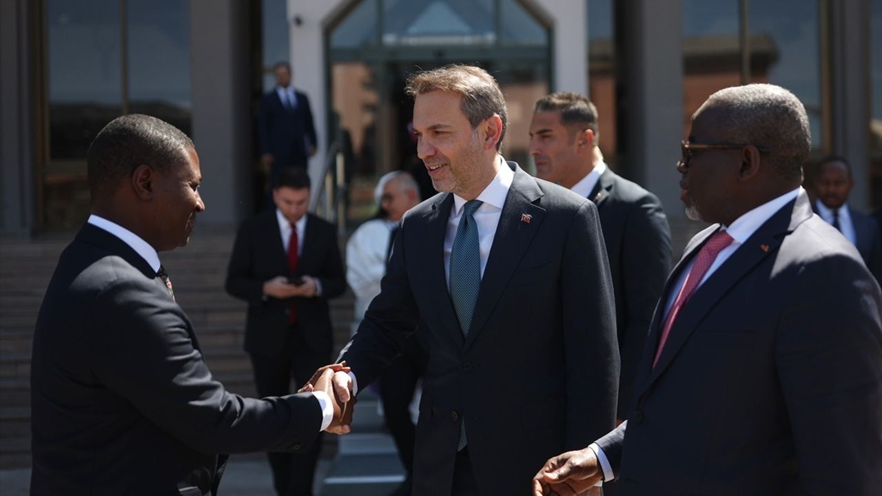 Bayraktar Gine Heyetini Ağırladı: Madencilik ve Elektrikte İşbirliği