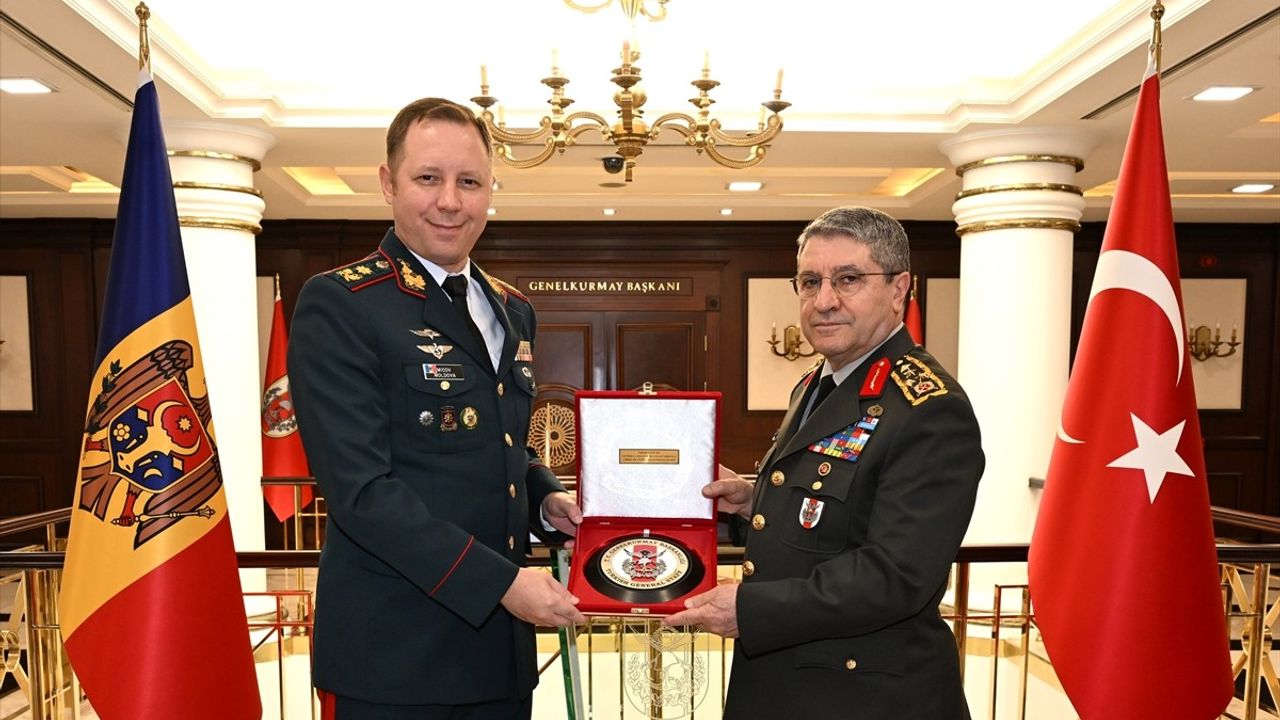 Bayraktaroğlu Ankara'da Moldovalı Mevkidaşı Tuğgeneral Micov'u Ağırladı