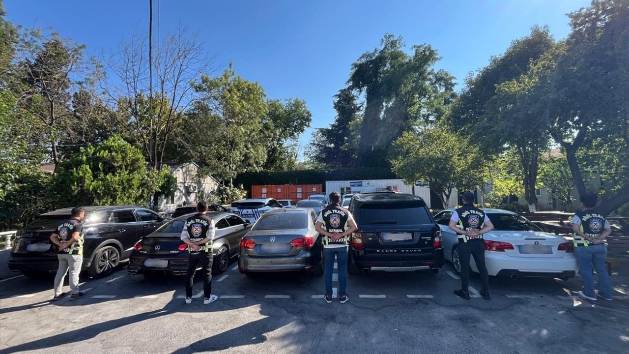 Bayrampaşa'da Konvoy Yaparak Trafiği Tehlikeye Soktu: 9 Sürücüye Ceza