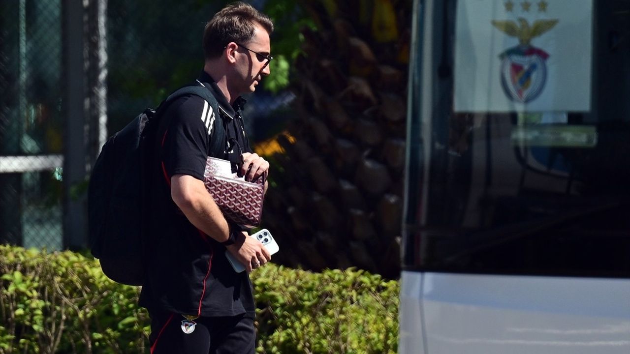Benfica İstanbul'da: Fenerbahçe Maçı Öncesi Kafile Sabiha Gökçen'de