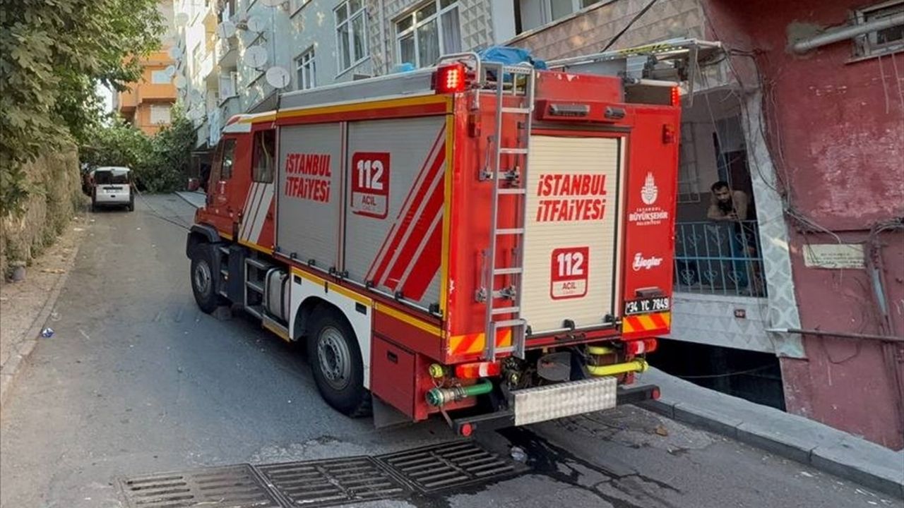 Beyoğlu'nda Devrilen Ağaçlar Park Halindeki Araçlara Zarar Verdi