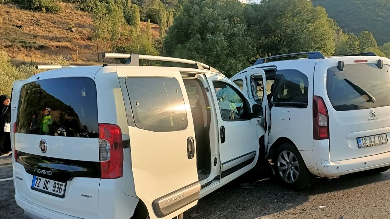 Bingöl'de İki Ticari Araç Çarpıştı: 11 Yaralı