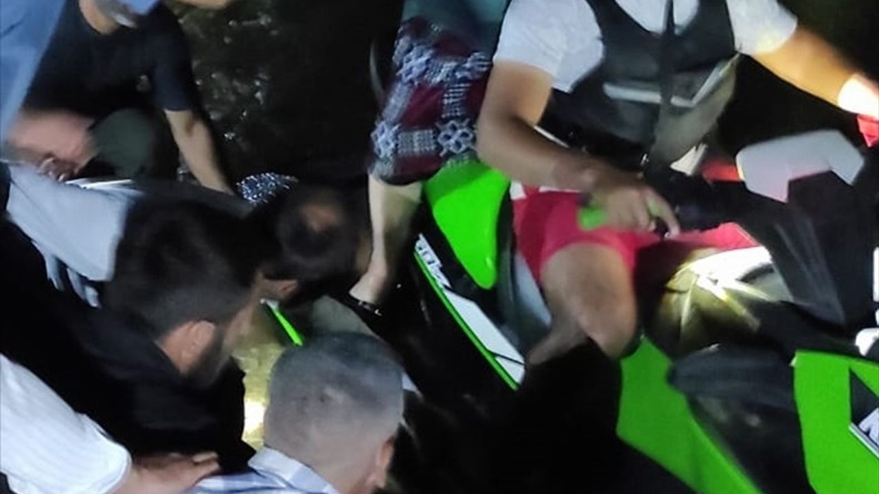 Bingöl'de Murat Nehri'nde Mahsur Kalan 5 Kişi Kurtarıldı