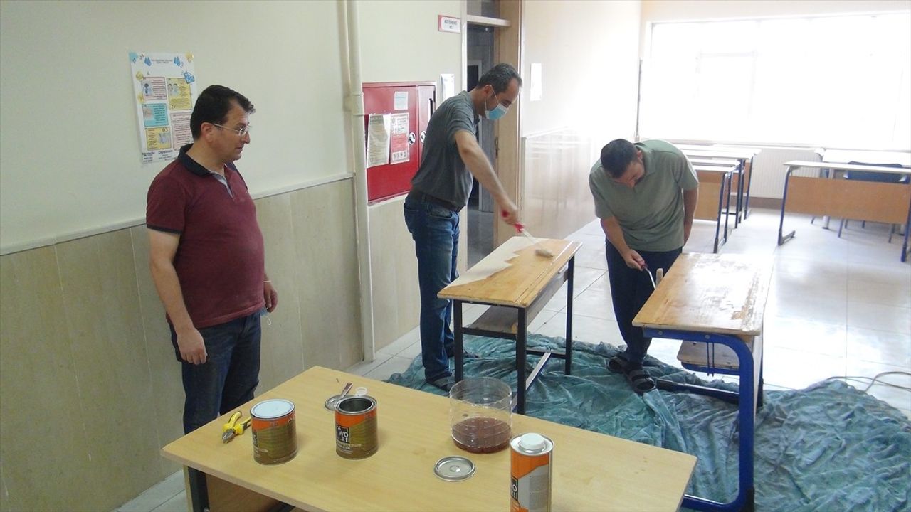 Bitlis'te Öğretmenlerden Anlamlı Destek: Okul Sıraları Yenilendi