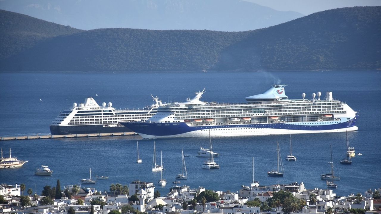 Bodrum'a İki Kruvaziyerle 2 bin 609 Yolcu Geldi