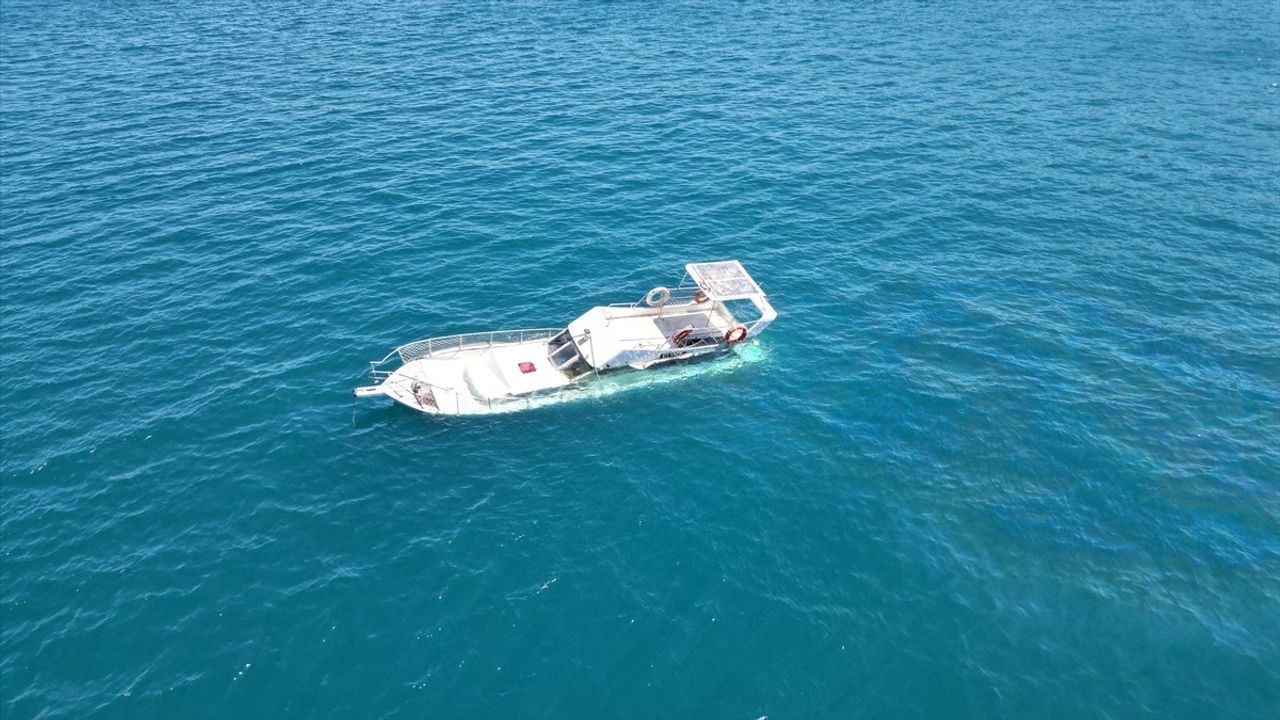 Bodrum'da 10 Metrelik Ahşap Tekne Torba Koyu'nda Battı
