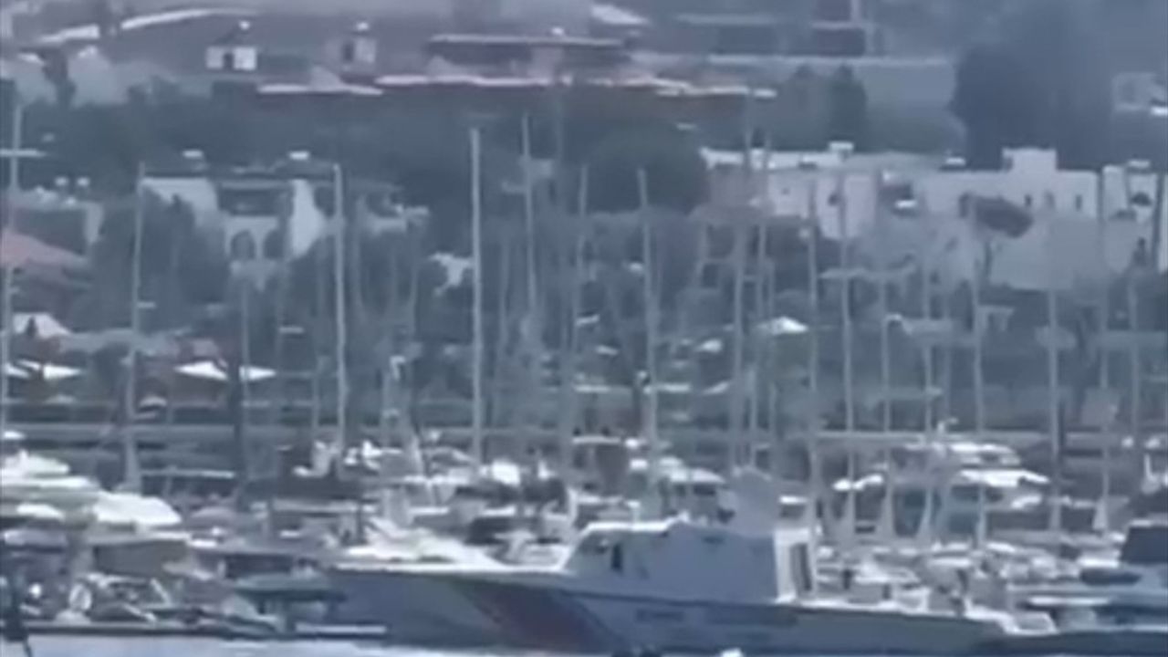 Bodrum'da 30 Metrelik Motoryatta Yangın Söndürüldü