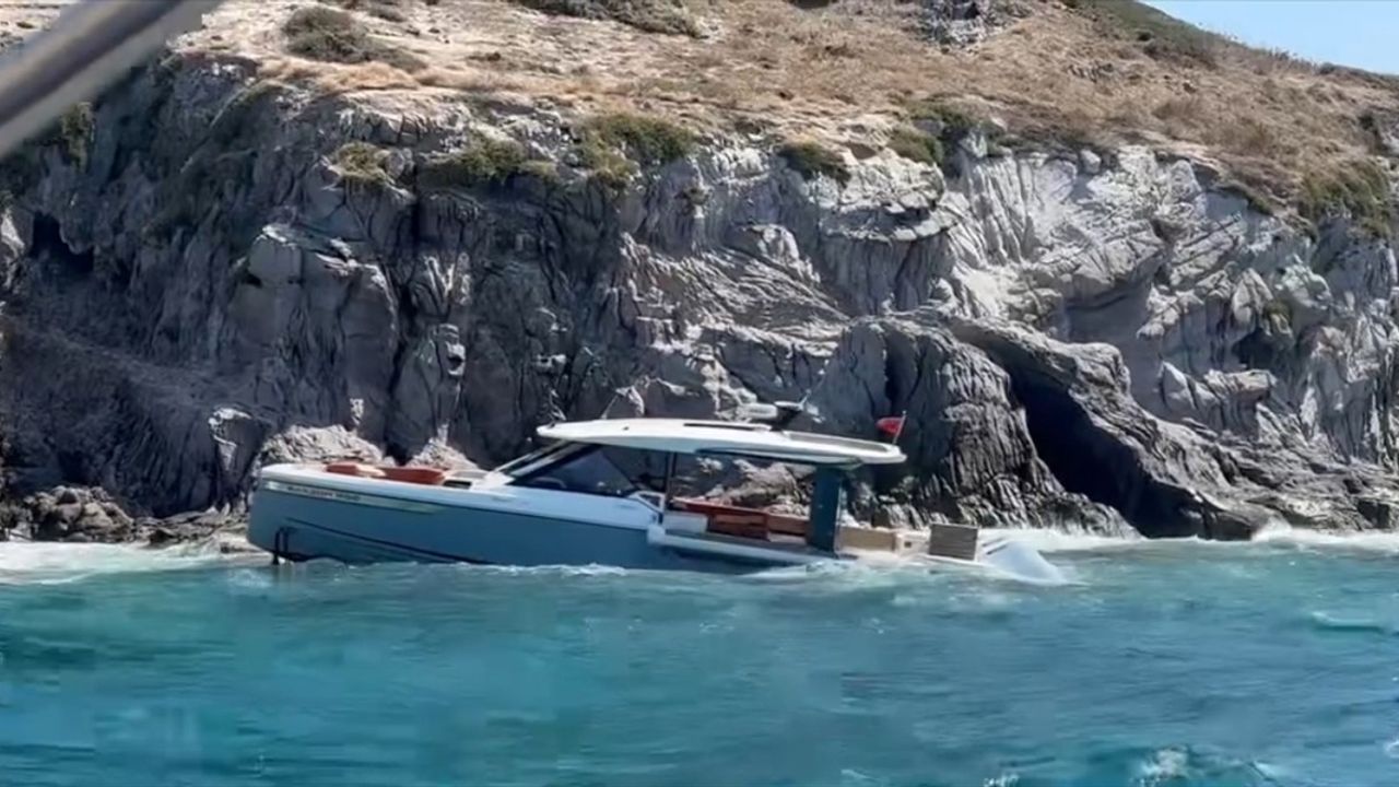 Bodrum'da Arızalanan Tekne Çatal Adası Kıyısına Sürüklendi: 3 Kişi Kurtarıldı