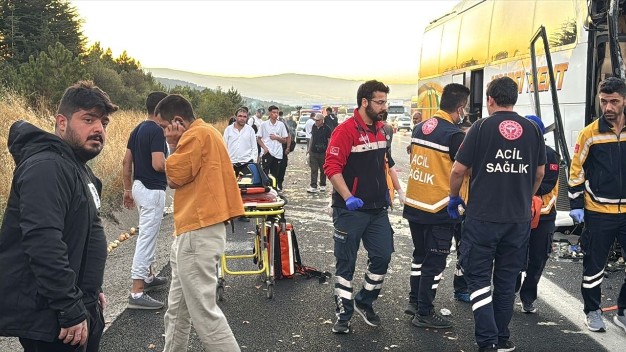 Bolu'da Otobüs-Kamyon Kazasında 1 Ölü, 10 Yaralı