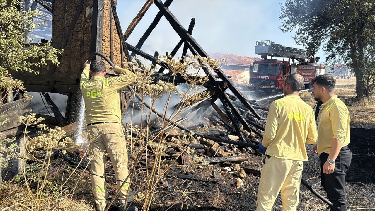 Bolu'da Tarlada Başlayan Yangın: Yeniçağa'da Ahşap Ev Kullanılamaz Hale Geldi