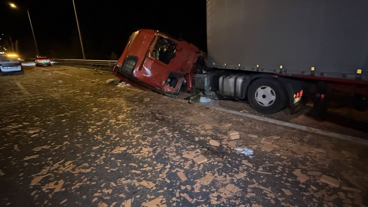 Bolu Dağı Geçişinde Tır Kazası Ulaşımı Aksattı