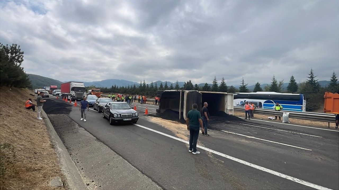 Bolu Dağı'nda Asfalt Yüklü Kamyon Devrildi — İstanbul Yönü Kapandı