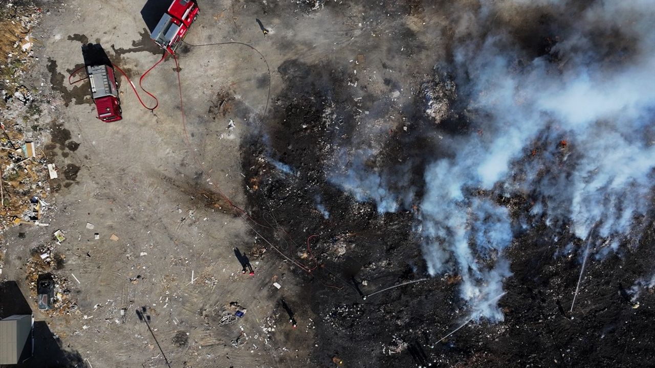 Buca'da boş alandaki atık yığını yangını itfaiye tarafından söndürüldü