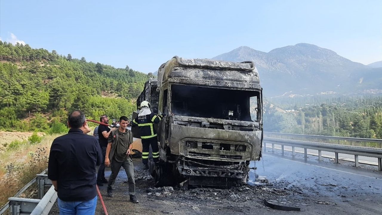 Burdur'da Buğday Yüklü Tırda Yangın Çıktı