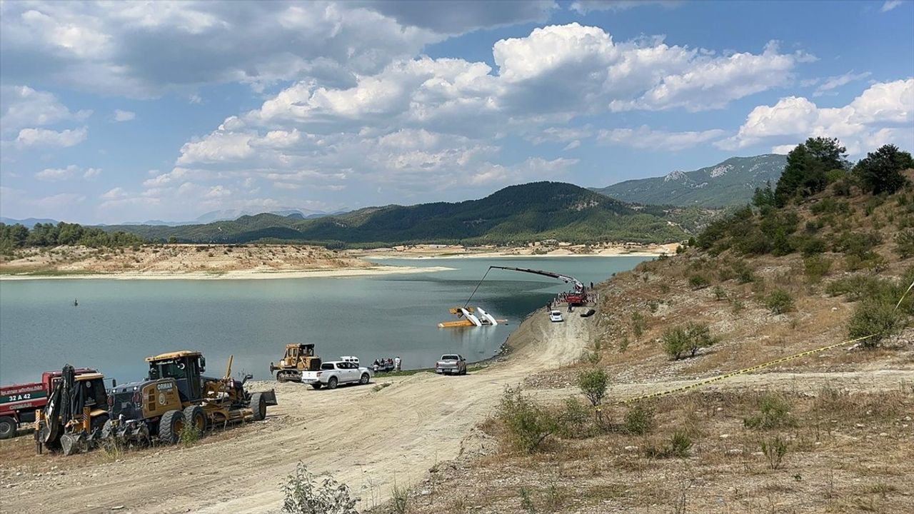 Burdur'da Kırıma Uğrayan Orman Uçağı Karacören Gölü Kıyısına Çekildi