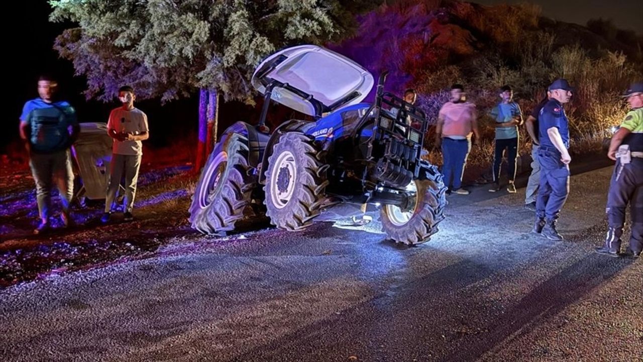 Burdur'da Otomobil ile Traktör Çarpıştı: 3'ü Çocuk 6 Yaralı