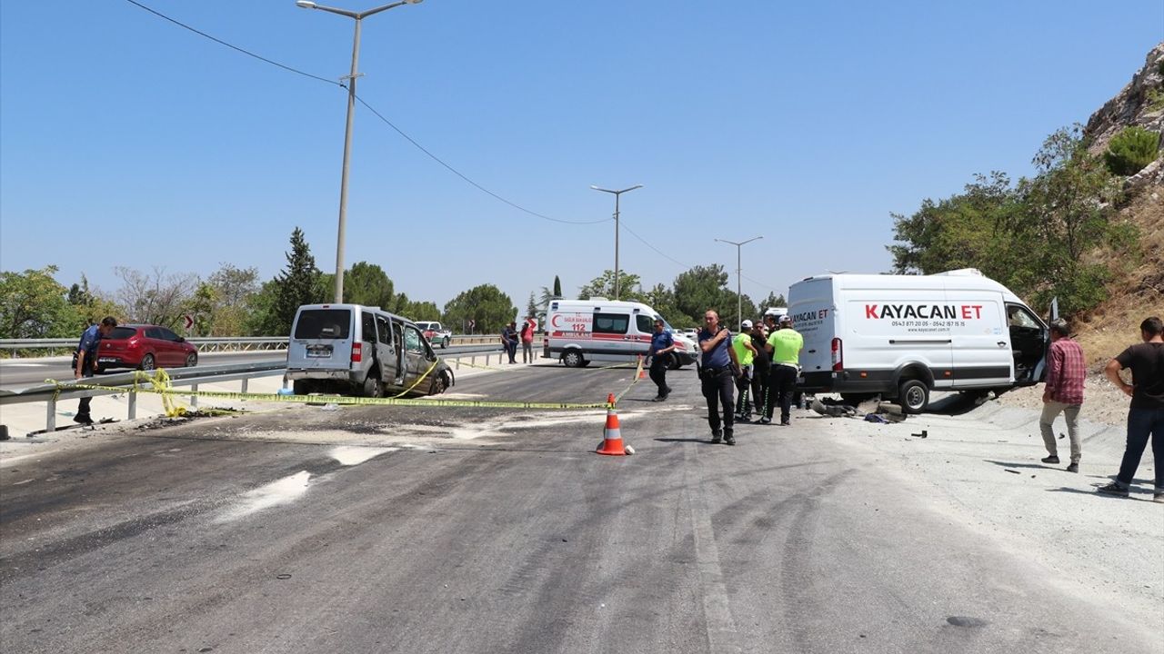 Burdur'da panelvan ile hafif ticari çarpıştı: 2 ölü, 4 yaralı