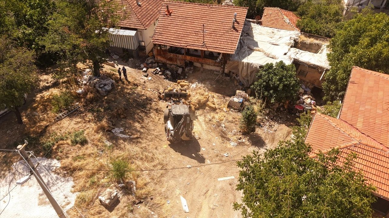 Burdur'un Bucak ilçesinde evden 20 kamyon çöp çıktı