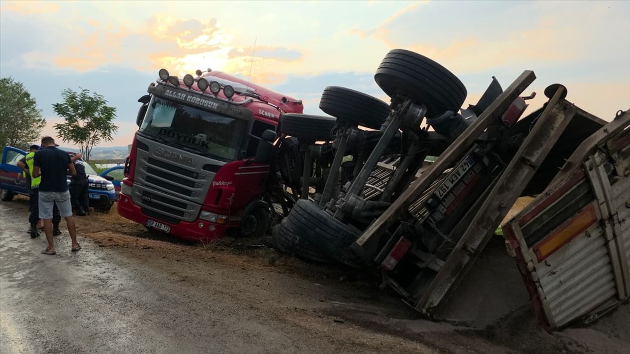 Bursa'da Devrilen Tırın Sürücüsü Yaralandı