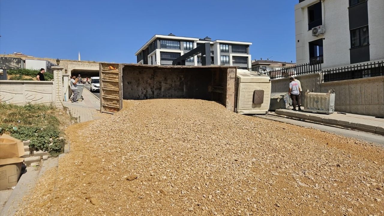 Bursa'da Freni Boşalan Kamyon Site Duvarına Çarparak Devrildi