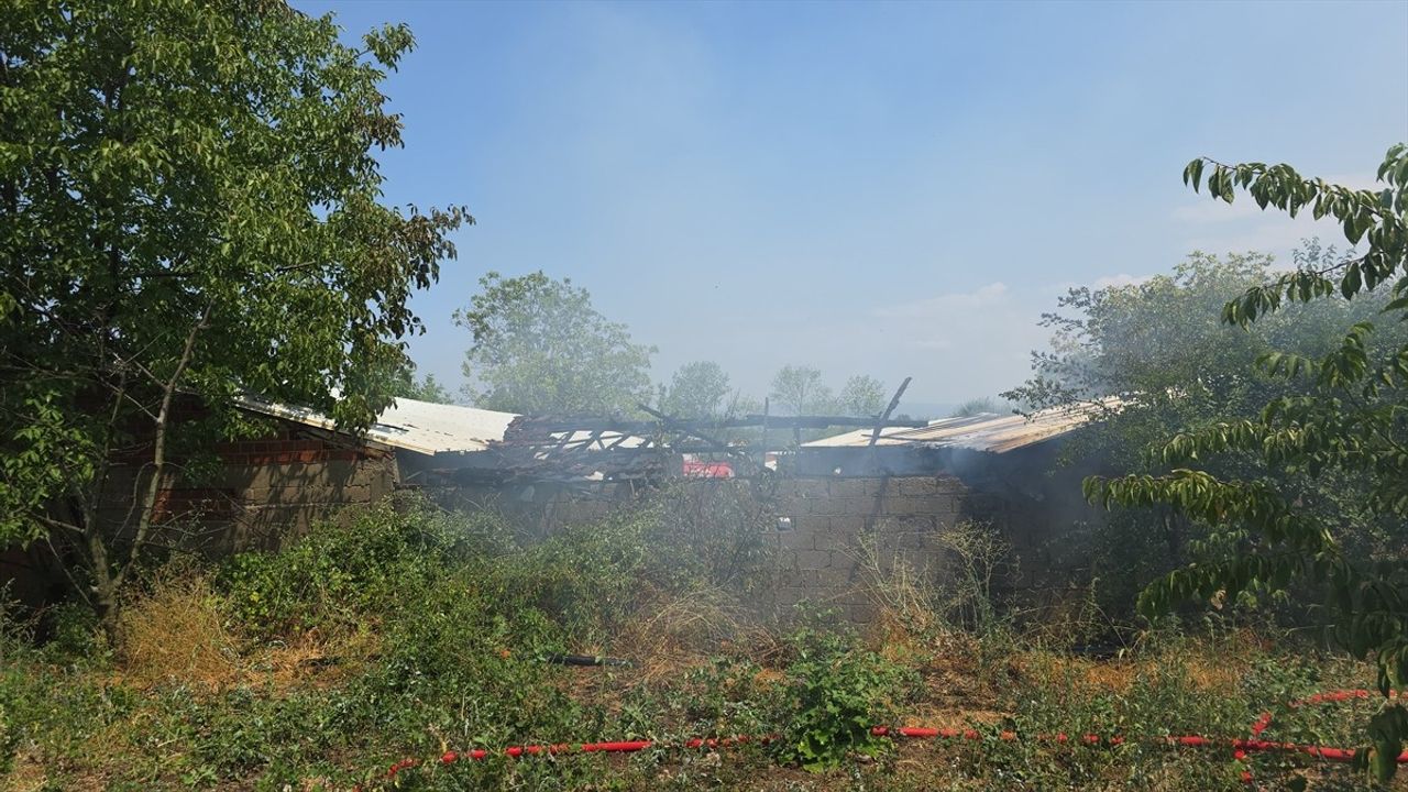 Bursa'da Mobilya İmalathanesinde Yangın: Patlama Sesleri Duyuldu