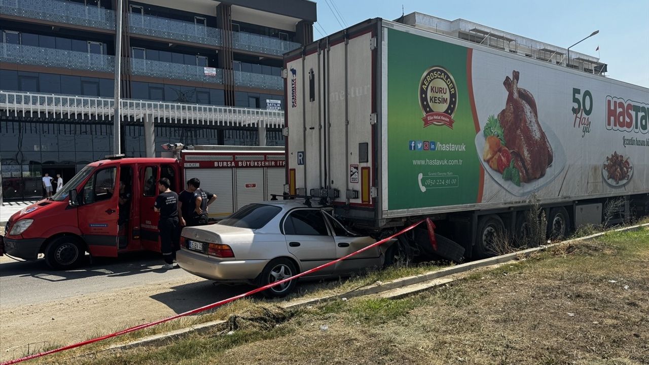 Bursa'da Park Halindeki Tıra Çarpan Otomobilin Sürücüsü Hayatını Kaybetti