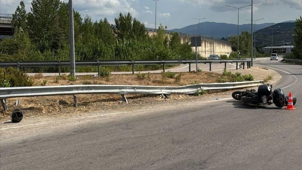Bursa İnegöl'de Motosiklet Bariyere Çarpması: 1 Ölü, 1 Ağır Yaralı