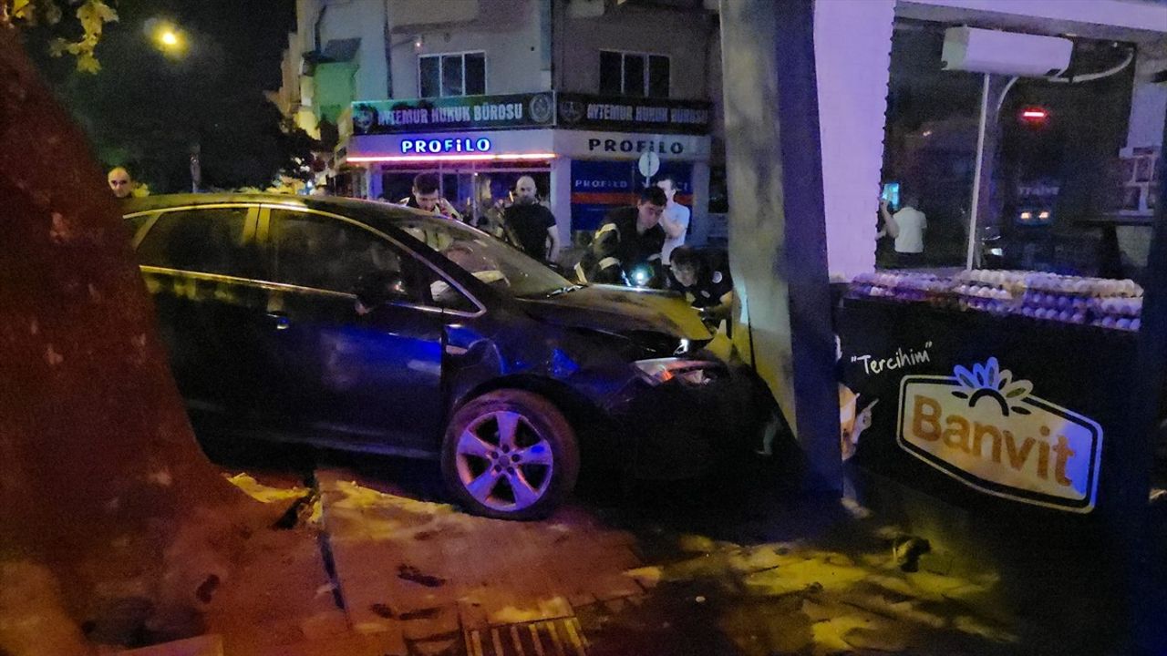 Bursa İnegöl'de Otomobil Dükkan Duvarına Çarptı: 2 Kişi Yaralandı
