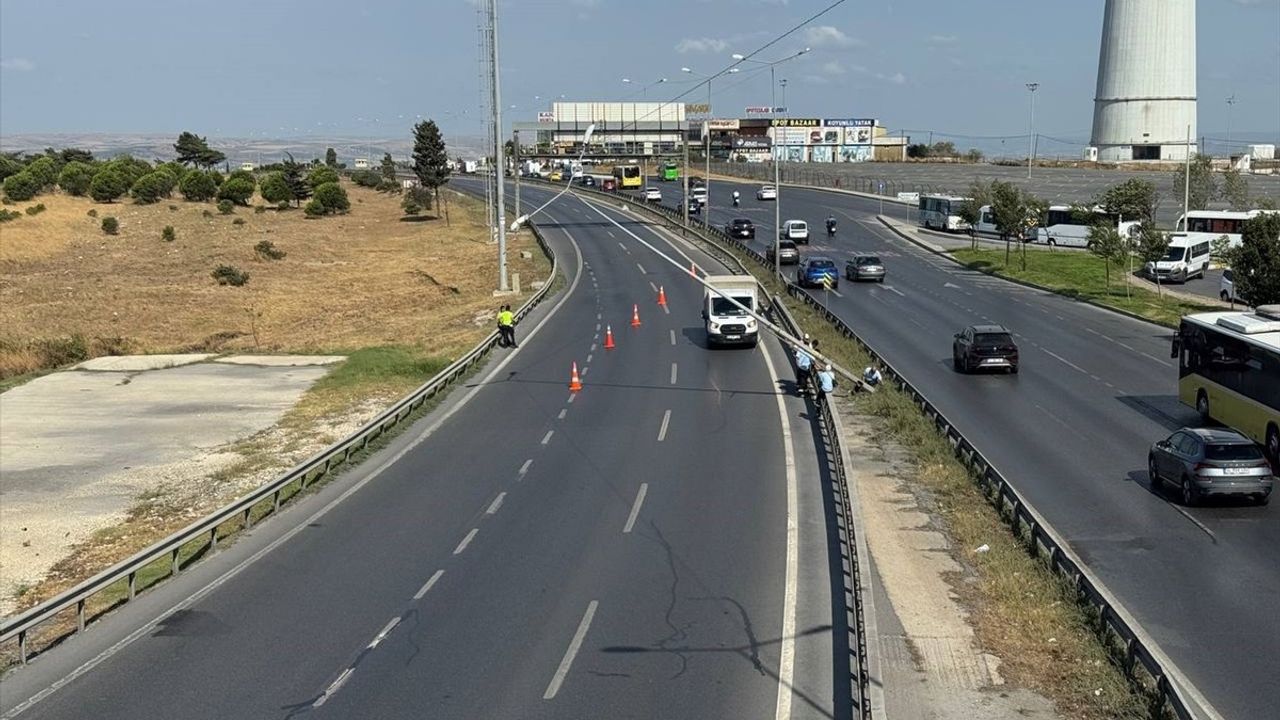 Büyükçekmece D-100'de Fırtına: Aydınlatma Direği Yan Yattı, Ankara İstikametinde Trafik Kesintisi