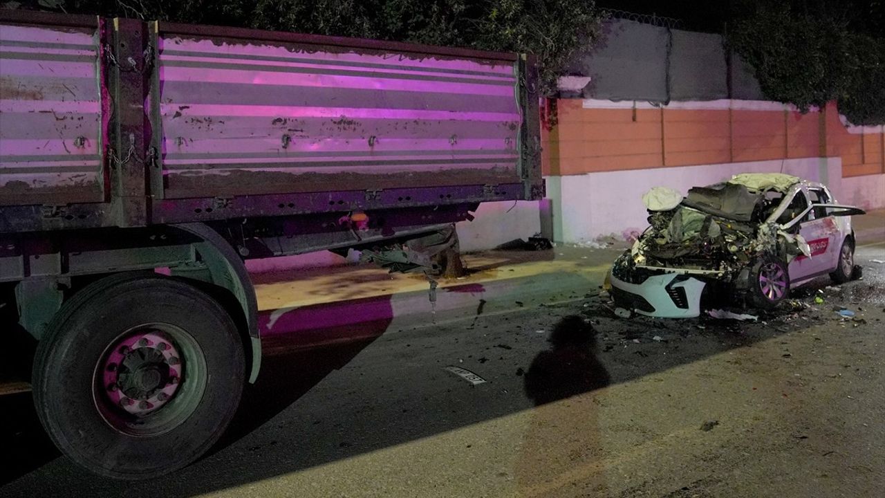 Büyükçekmece'de Otomobil Park Halindeki Tıra Çarptı: 1 Ölü, 4 Yaralı