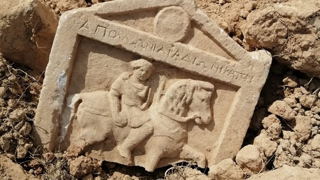 Çal'da Roma Dönemine Ait 2 Bin Yıllık Mezar Taşı Bulundu