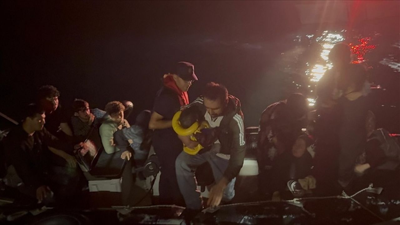 Çanakkale açıklarında 25 düzensiz göçmen yakalandı — 15'i çocuk