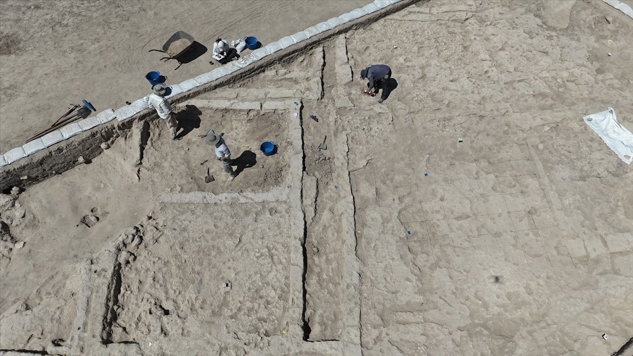 Canhasan 3 Höyüğü'nde 7 bin 450 Yıllık Sokak Yapısı: Kazılar Sürüyor
