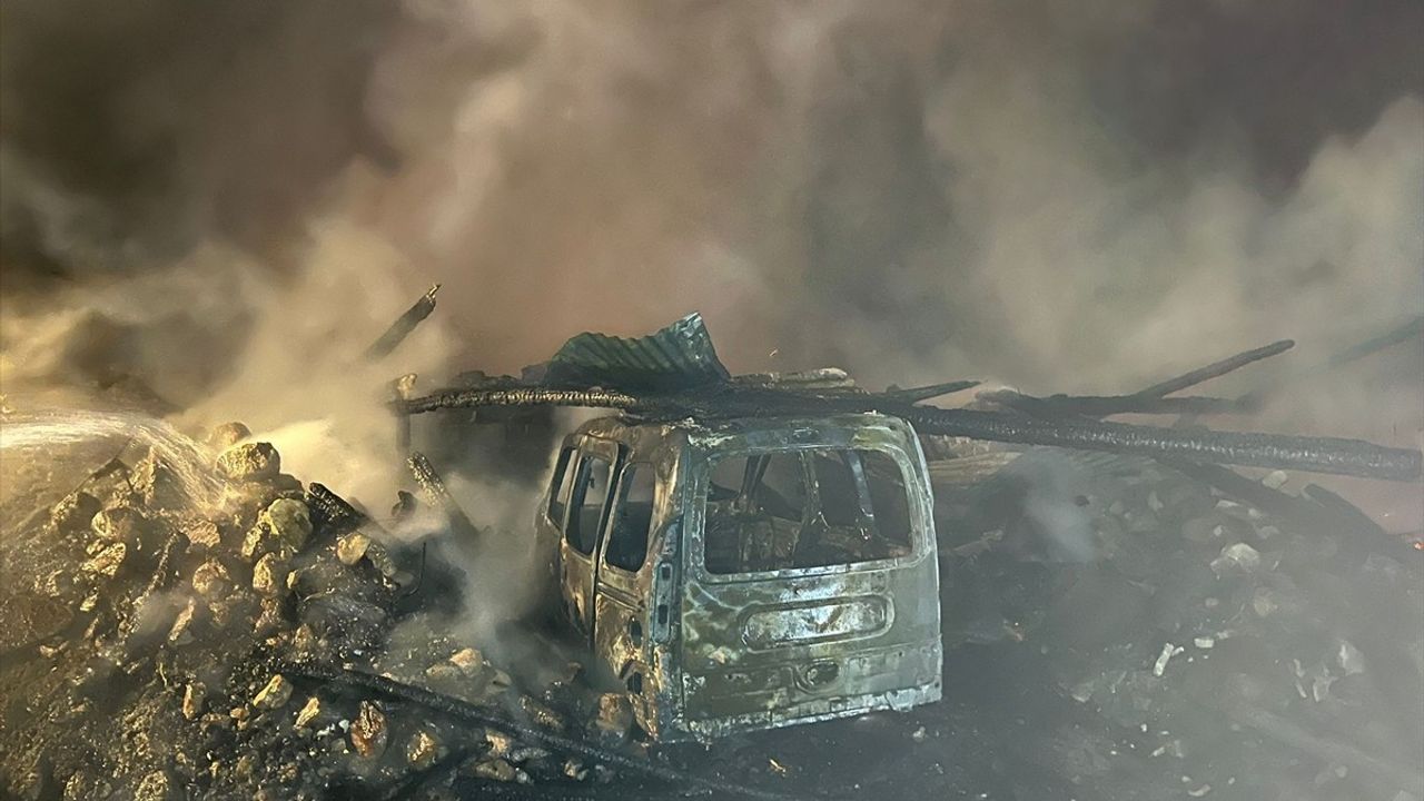 Çankırı Çerkeş’te Ahır ve Samanlık Yangını: Araç Kullanılamaz Hale Geldi