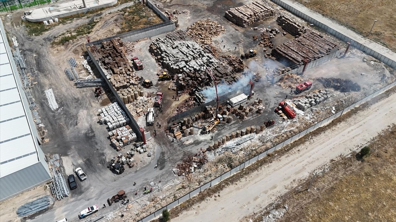 Çankırı'da Kağıt Fabrikasında Yangın: Hasar Tespit Edildi