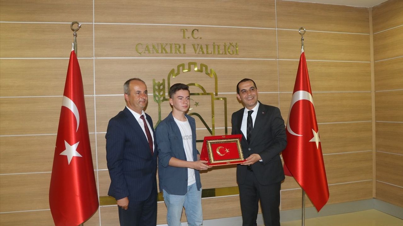 Çankırı'da Ters Dönen Türk Bayrağını Düzelten Öğrenci Valilikte Ağırlandı