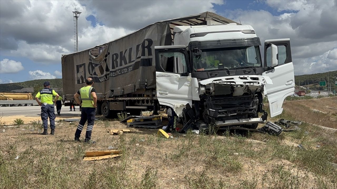 Çekmeköy'de tır jandarma aracına çarptı: 5 kişi yaralandı