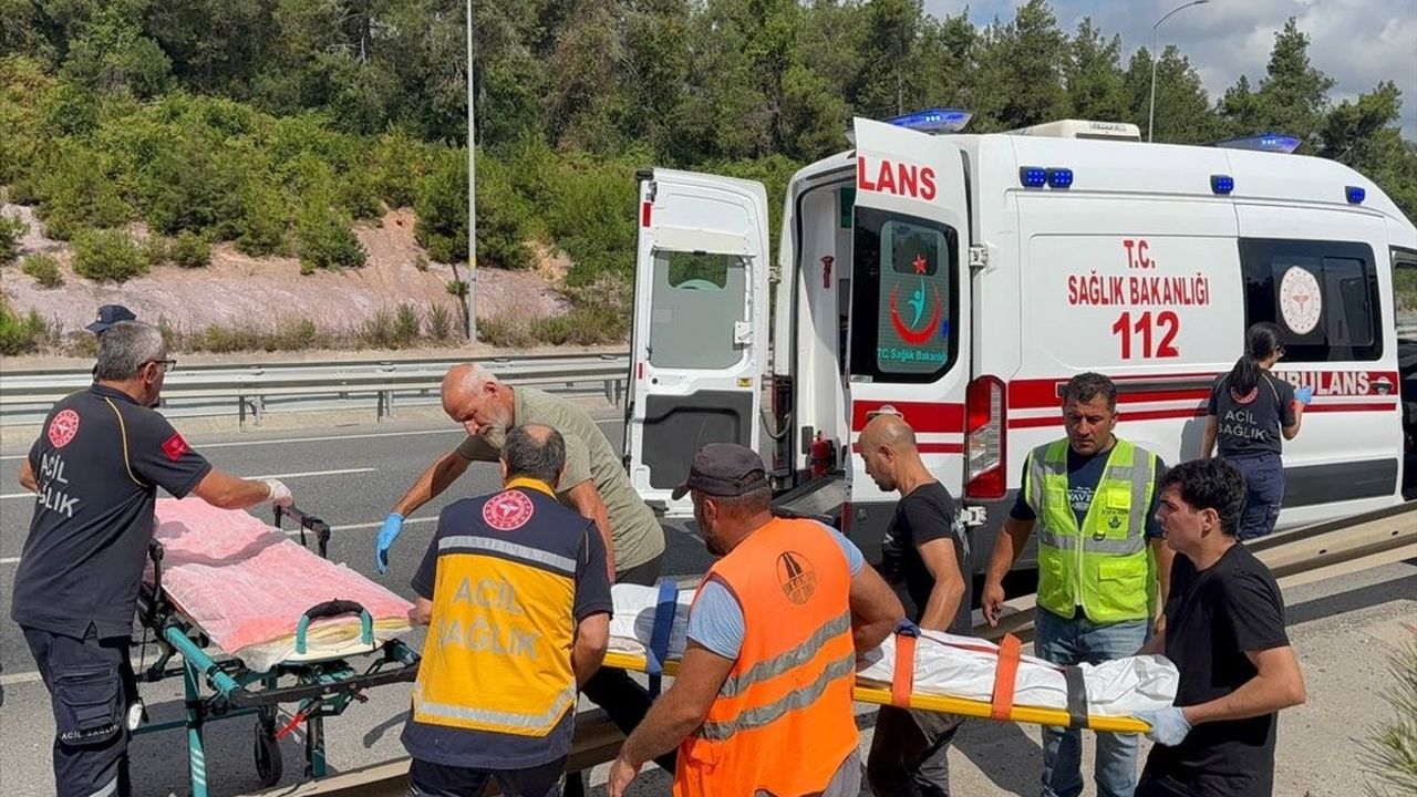 Çekmeköy'de Trafik Kazası: Öğretmen Şarampole Devrilen Otomobilde Yaşamını Yitirdi