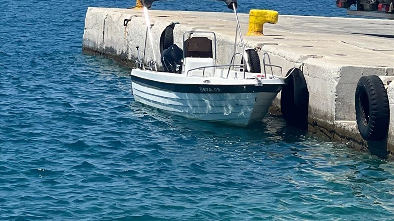 Çeşme'den Sisam'a Sürüklenen Tekne Kuşadası'na Getirildi