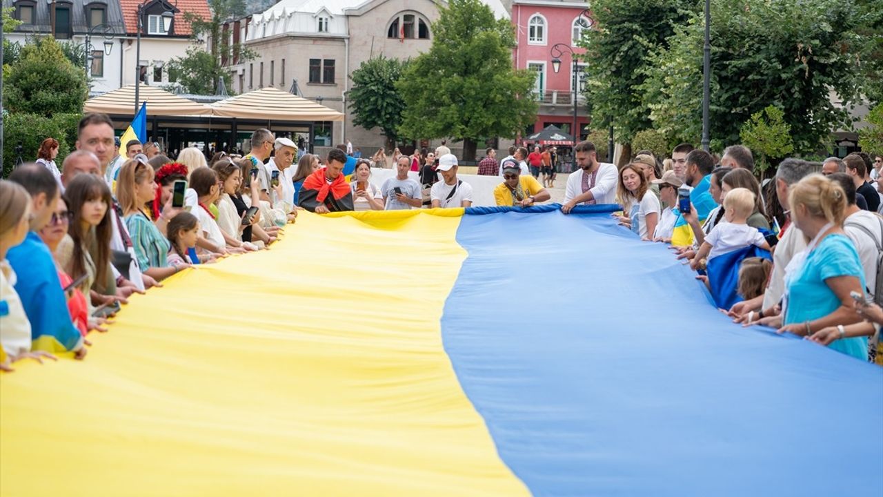 Cetinje'de Ukrayna'nın 34. Bağımsızlık Günü anıldı — 34 metrelik bayrakla yürüyüş