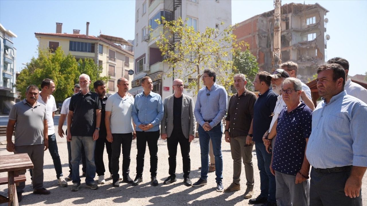 CHP'li Ensar Aytekin, 6,1'lik depremin vurduğu Sındırgı'yı ziyaret etti