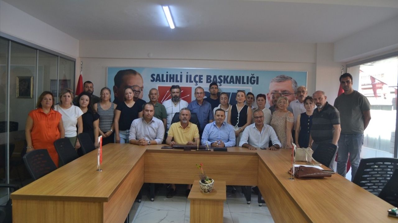 CHP Salihli İlçe Başkanı Enver Akgün İstifa Edip Adaylıktan Çekildi