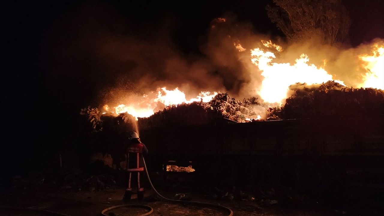 Çorum'da Atık Plastik Yüklü Tırda Yangın Söndürüldü: Dorse Kullanılamaz Hale Geldi